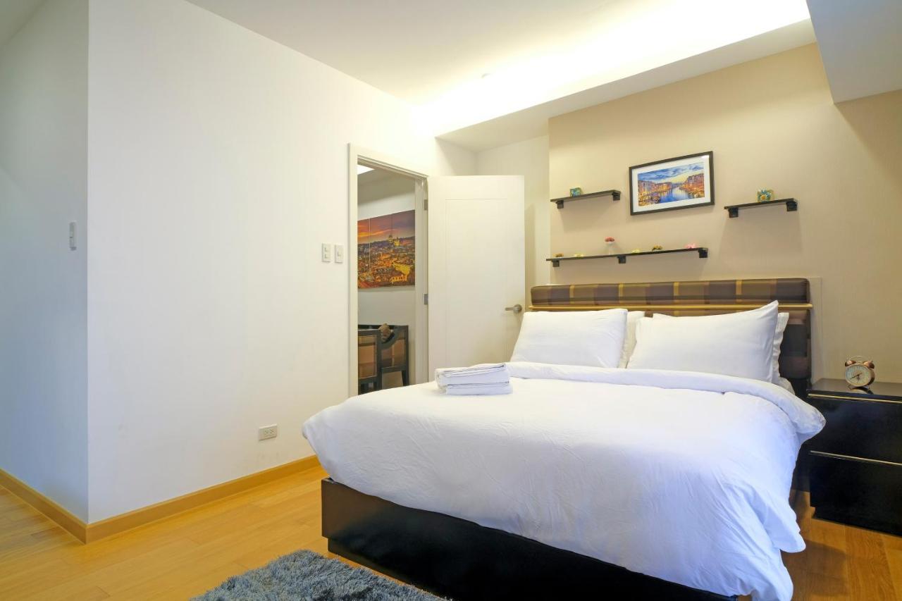Milano Versace Suites Makati City Esterno foto
